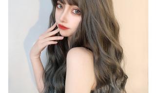 中长发卷发发型如何配衣服 中卷发发型图片